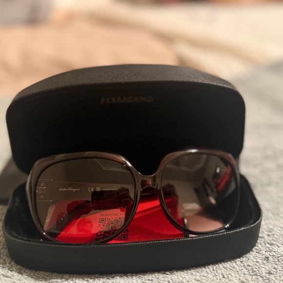 FERRAGAMO Women\'s Brown Sunglasses, NWT main image 5